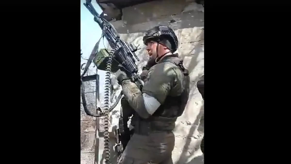 «Можно ожидать выстрела из любого окна» Кадыров показал на видео боестолкновения на улицах Мариуполя по зачистке от «нациков»