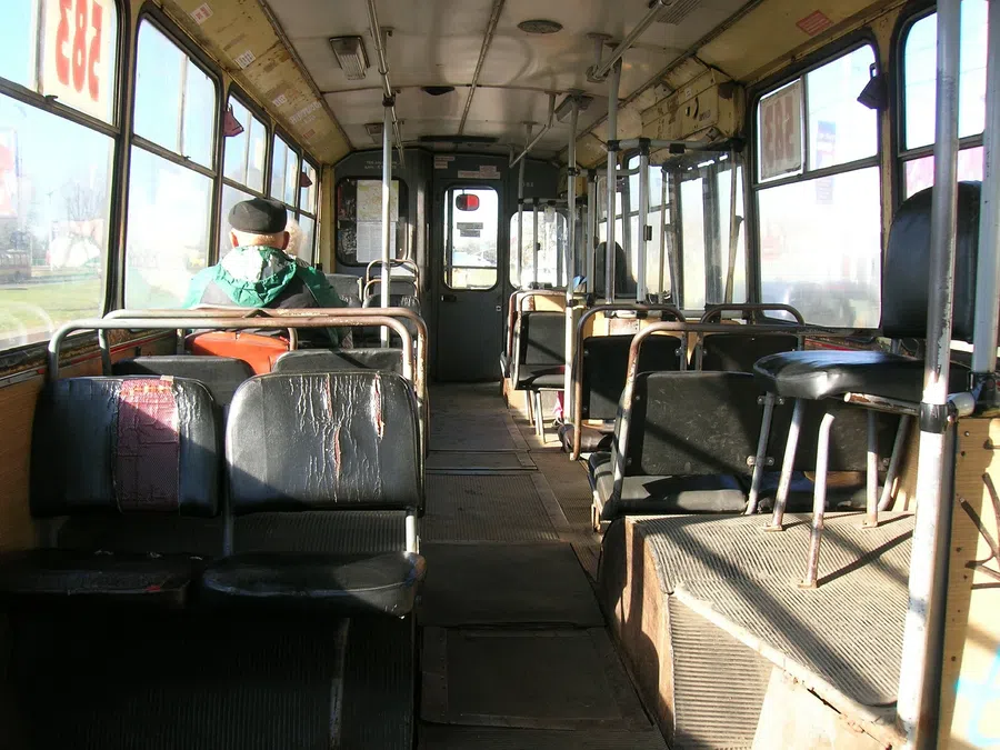 В Екатеринбурге местный житель топором разгромил троллейбус