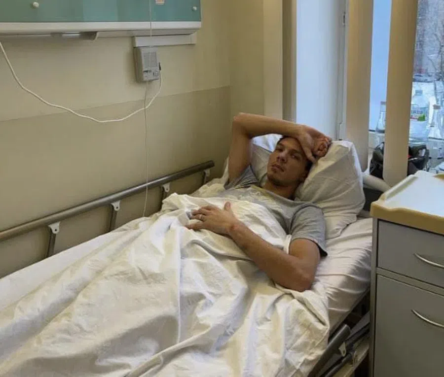 Избитого хулиганами фигуриста Дмитрия Соловьева выписали из больницы. Скоро ему выступать в шоу Татьяны Навки