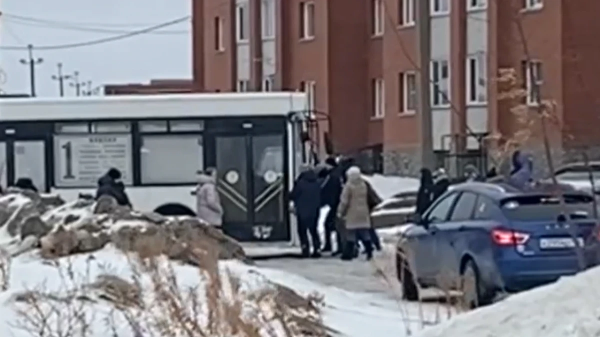 В Бердске 8 марта пассажирам пришлось толкать застрявший в снегу автобус