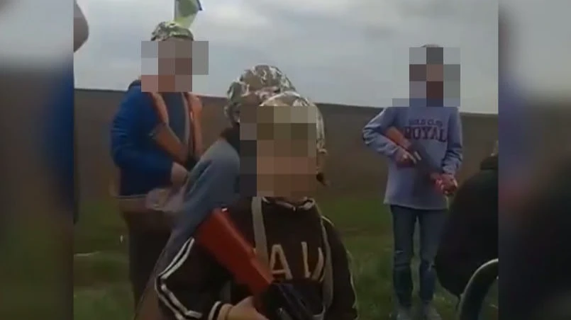 Дети рассказали проезжающему мужчине, что они будут делать с русскими солдатами, если их увидят. Фото: стоп-кадр с видео телеграм-канала “Оперативные сводки”