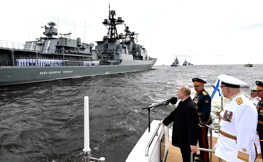 Путин рассказал об уникальном оружии флота России во время парада в честь Дня ВМФ