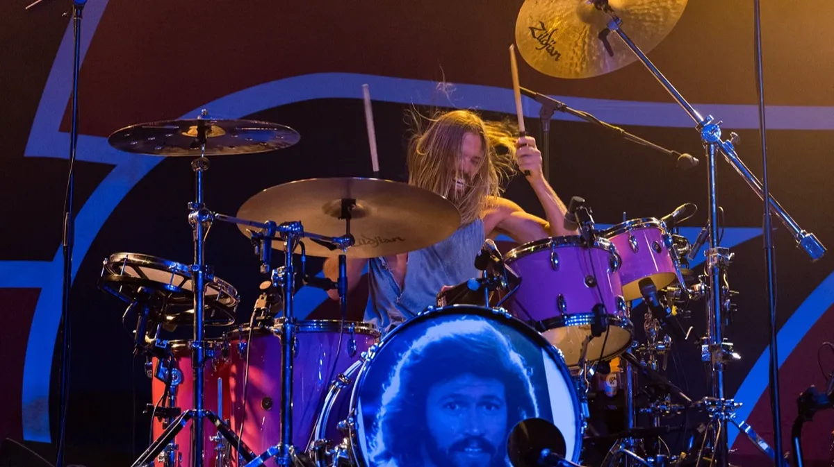 Умер барабанщик Foo Fighters Тэйлор Хокинс. Музыканту было 50 лет 
