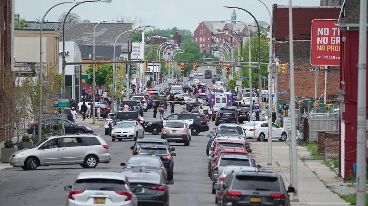 Полицейские машины блокируют улицу, где в результате массовой стрельбы в супермаркете Buffalo погибли по меньшей мере 10 человек. Фото: Derek Gee/The Buffalo News/AP
