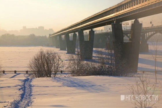 Мужчина спрыгнул с моста