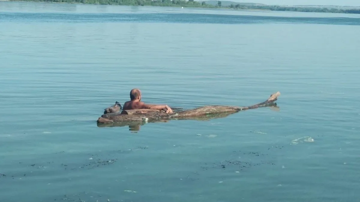 В реке Каме выловили сбежавшего от жены мужчину на самодельном плоту