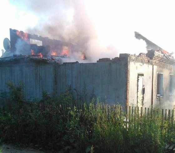 У жилого дома сгорела крыша и второй этаж У жилого дома сгорела крыша и второй этаж