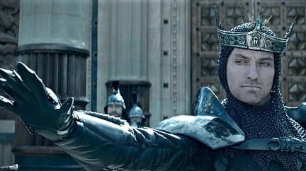 Фильм «Король Артур: Легенда о мече», (2017) Джуд Лоу насмехается над Вортигерном. ФОто: кадр из фильма
