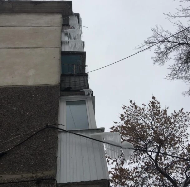 Сбоку наледь