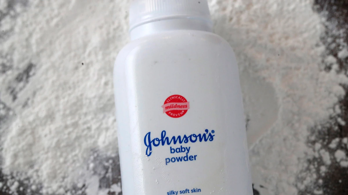 Johnson & Johnson прекратит продавать детскую присыпку на основе талька по всему миру в 2023 году