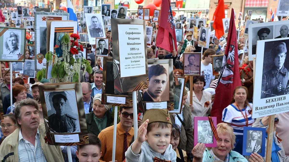 Миллионы людей во всем мире каждый год проходят в «Бессмертном полку» с портретами своих героев. Фото: Кремлин.ру