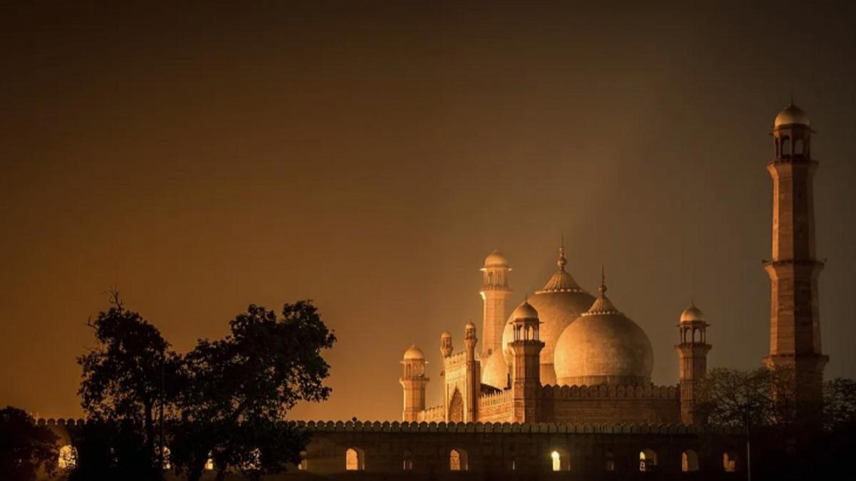 Ночь рагаиб у мусульман 2024. Khonakhan Mosque. Фон Масджид София. Пакистан рассвет мечеть. Природа ночь Масджид.