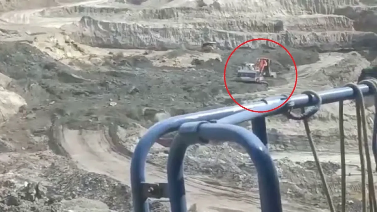 В Искитиме в Чернореченском карьере водителя КамАЗА унесло потоками глины в разрез – видео