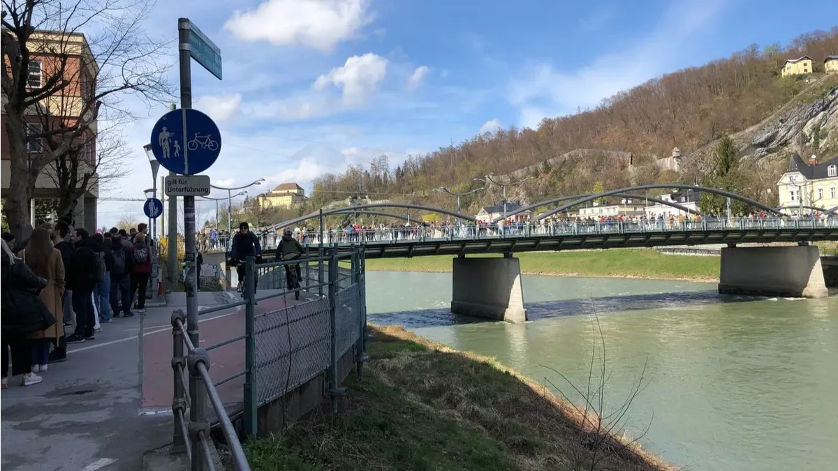 Очередь в Генконсульство РФ в Зальцбурге (Австрия) через мост. 
Фото: подписчики «Соты»* признана иноагентом в России