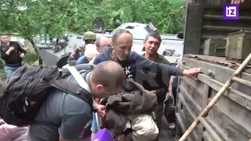 В Северодонецке идет эвакуация мирных жителей с прилегающих территорий завода «Азот». Фото: видео «Известий»