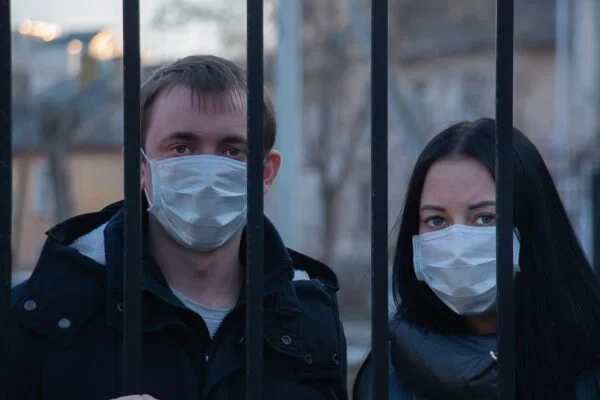 Врач назвал три причины, почему привитые от ковида попадают в больницу