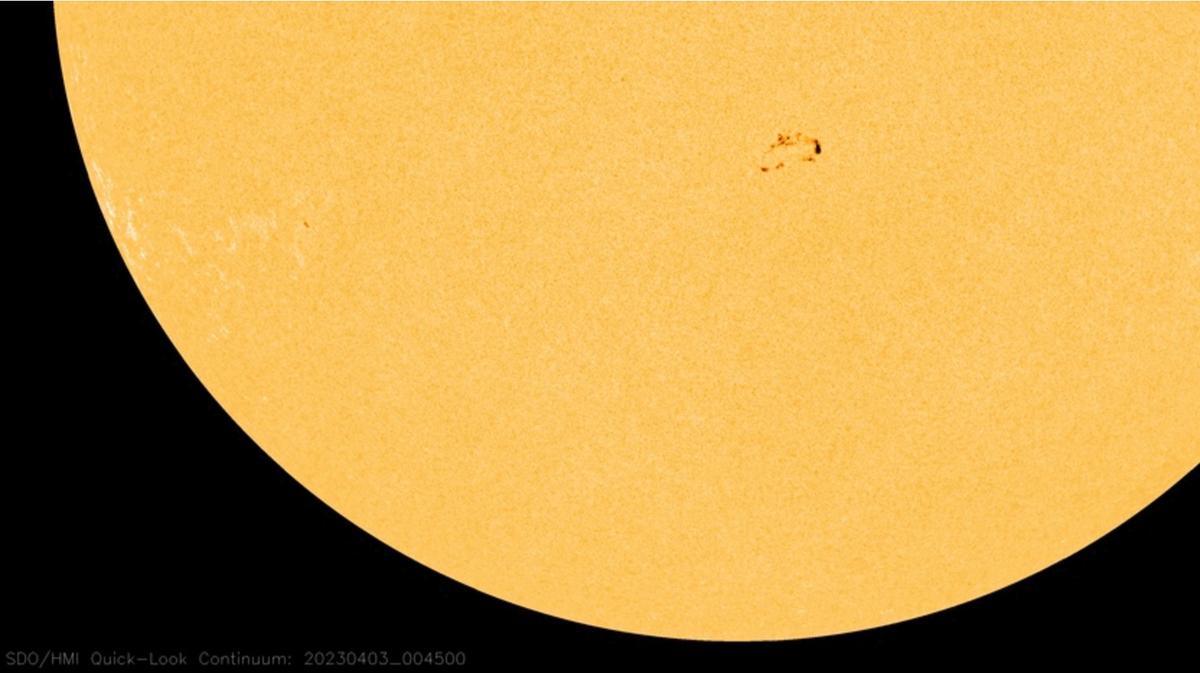 Пятно на солнце 2023. Интересные факты о солнечных пятнах. Вспышка на солнце 11 апреля 2023. Пятна на солнце сегодня.