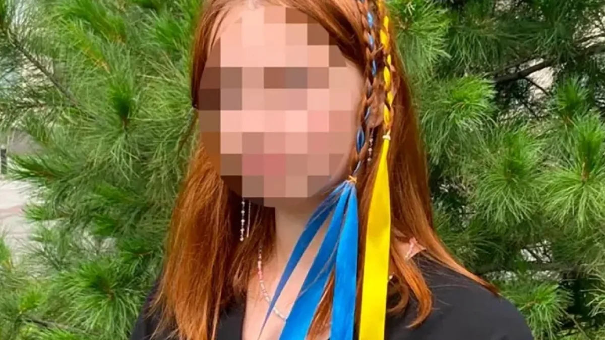 Выпускница НГУ вплела в волосы ленты желтого и синего цвета. Фото: Telegram-канал ФЖ и ко