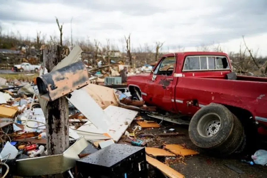 Жертвами чудовищного торнадо в США стали 77 человек, еще 17 пропали без вести