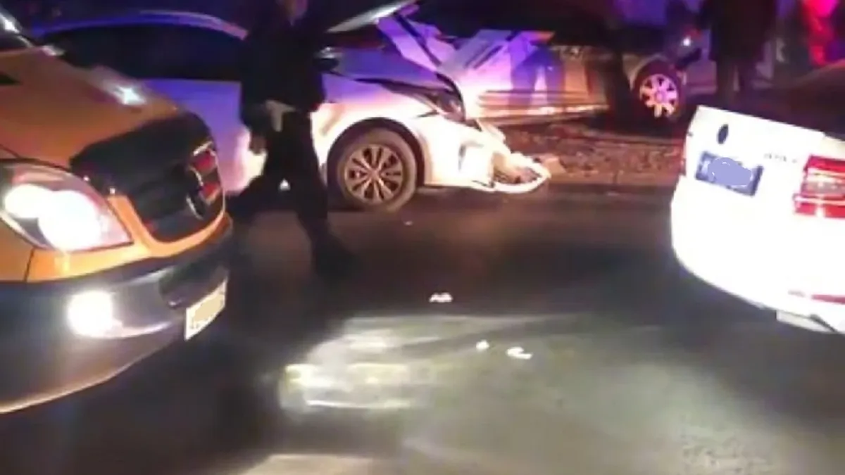 В Новосибирске нетрезвый водитель каршерингового автомобиля в попытке уйти от преследования столкнулся с Kia Rio – видео