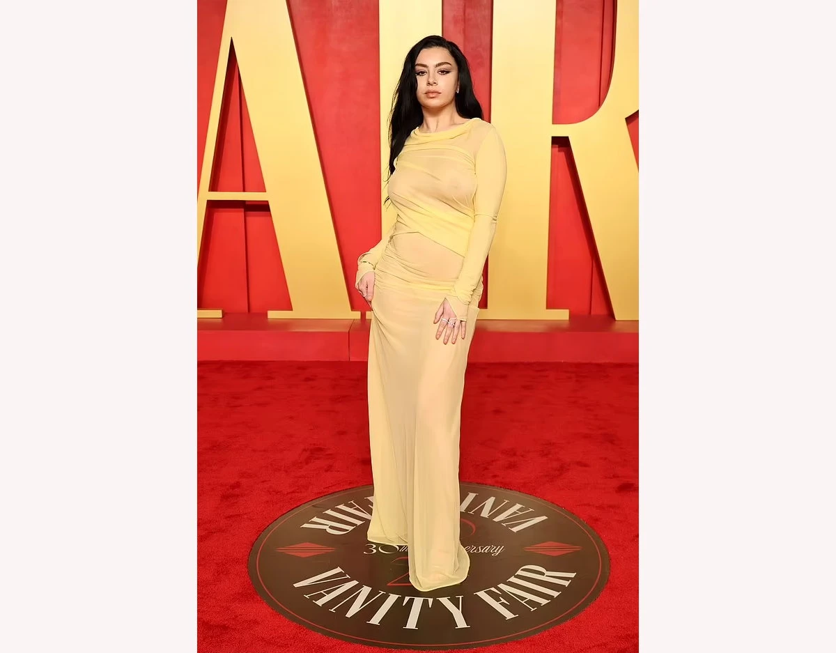 Charli XCX появилась без бюстгальтера в облегающем прозрачном лимонном платье, которое подчеркивало ее телосложение. Фото: Getty