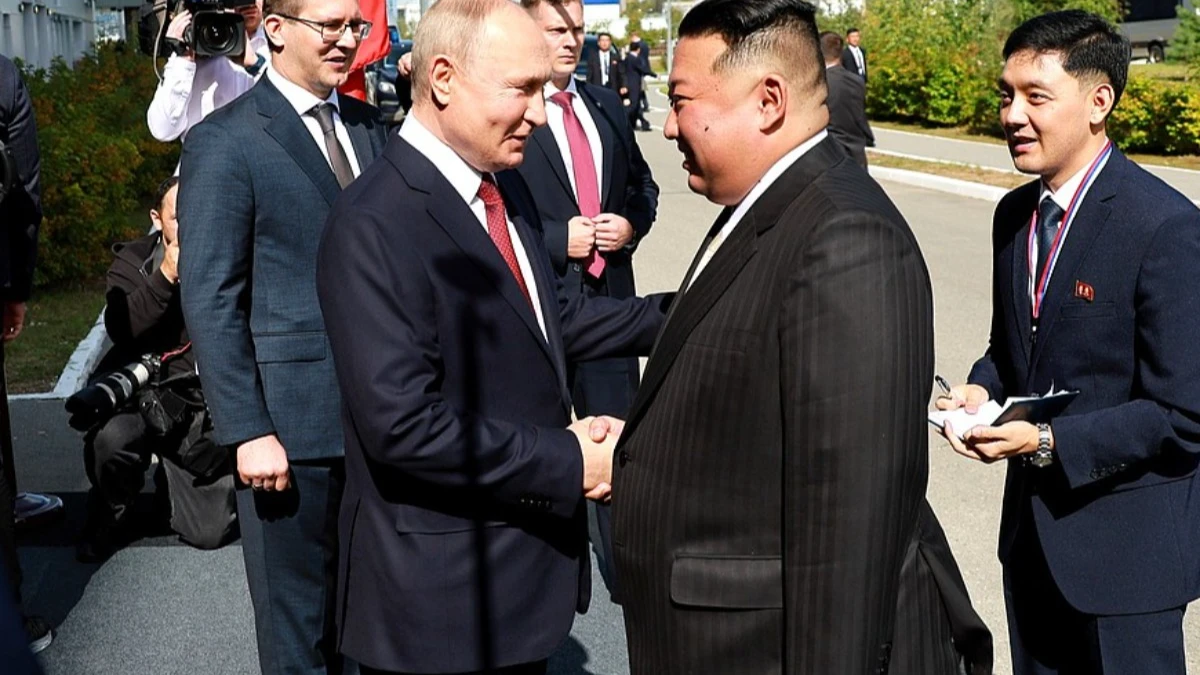 Владимир Путин поприветствовал лидера КНДР и вместе с ним отправился на экскурсию по космодрому. Фото: www.kremlin.ru
