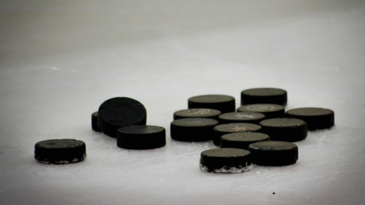 В Санкт-Петербурге 14-летний хоккеист умер от удара шайбы в грудь