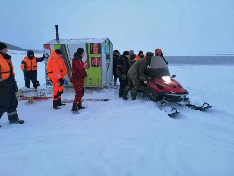 В Красноярской крае ищут четырех пропавших без вести рыбаков и двух волонтеров: Спасатели нашли их утопленные снегоходы