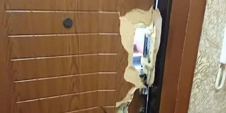 Силовики отказались платить за выбитую по ошибке дверь в квартире многодетной матери