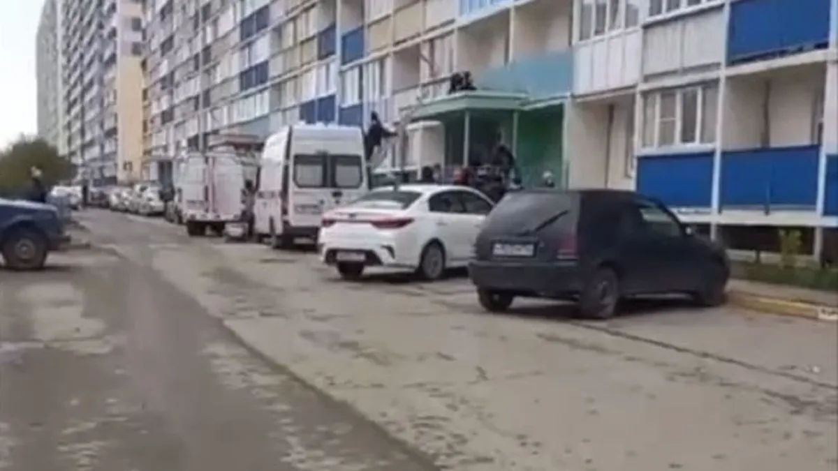 Из окна многоэтажки в Новосибирске выпал мужчина – что об этом известно