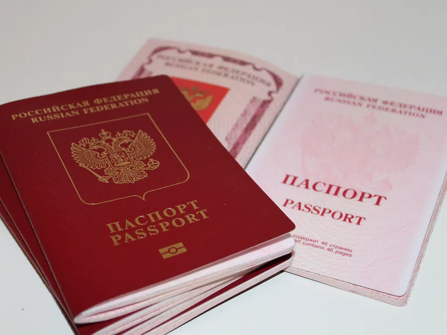 Штампы о браке и детях в российских паспортах не являются обязательными, разъяснили в МВД