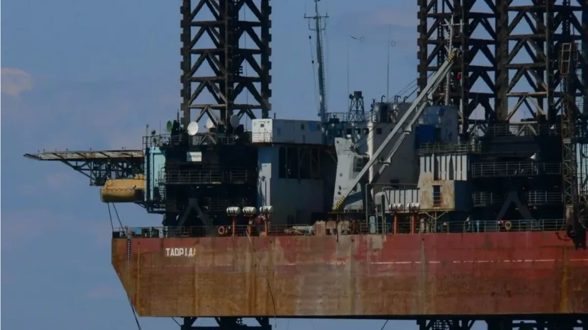 Опять обстрел! ВСУ нанесли удар по российским вышке «Черноморнефтегаза»  - на палубе огромная дыра 