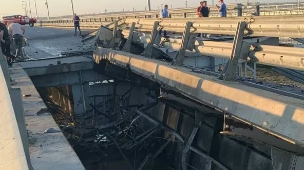 Пролет Крымского моста в сторону Тамани разрушили: пострадала девочка, ее родители погибли