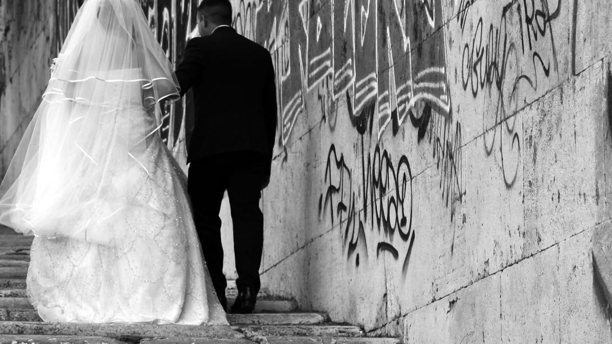 Выкуп невесты. Жених и невеста у алтаря. Фальшивый жених. Фальшивый жених. Ложная невеста.