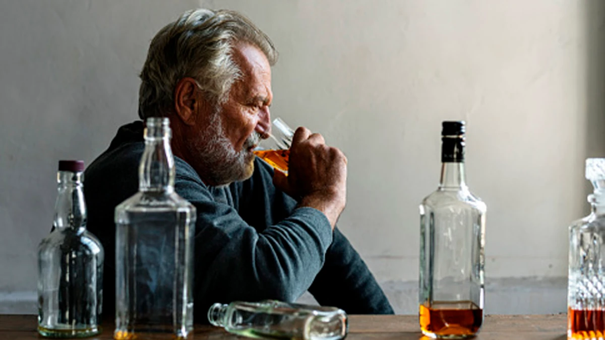 Если вы пьете всю жизнь алкоголь, то ведете себя к старческому слабоумию. Но если вас активно тянет выпить после 40 лет – явный симптом деменции 