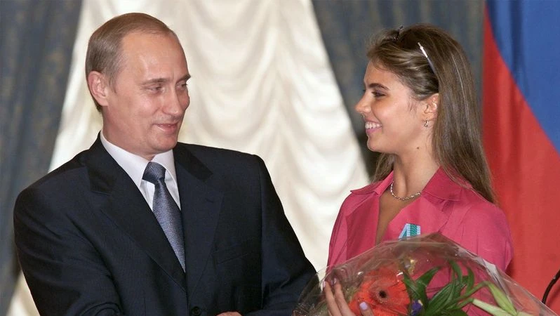 Bloomberg: ЕС внес в шестой пакет санкций Алину Кабаеву. Брюссель подозревает ее связь с Владимиром Путиным. США не решились на такой шаг 