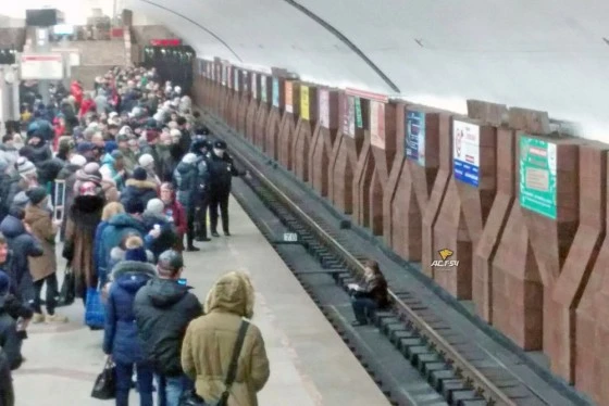 Мужчина упал на рельсы