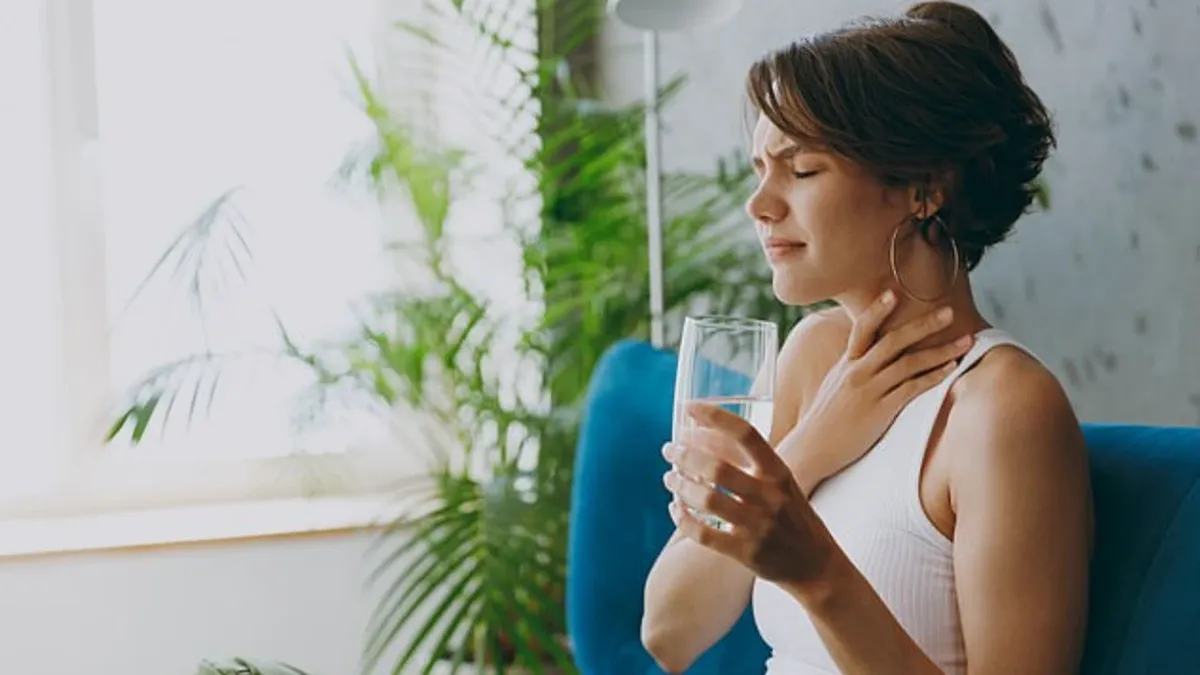 Рак щитовидной железы чаще встречается у женщин, и его симптомами являются затрудненное глотание и припухлость, ощущаемая в области шеи. Фото: Shutterstock