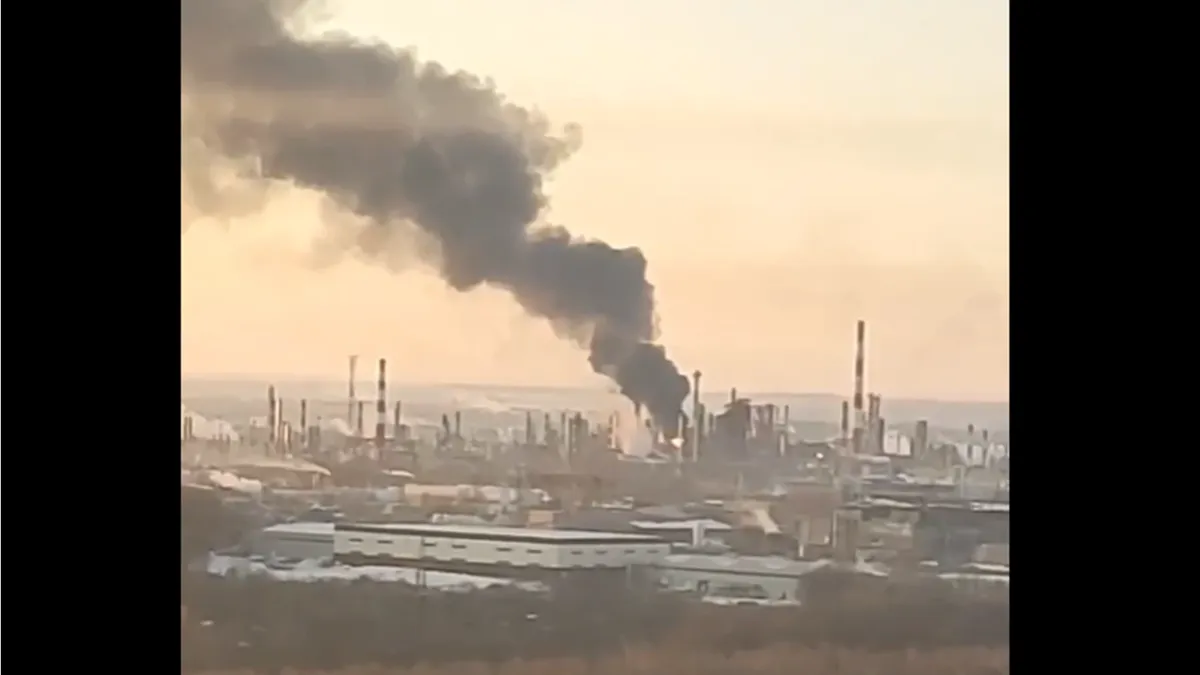 В Рязани после удара БПЛА ВСУ горит нефтеперерабатывающий завод «Роснефти» — видео