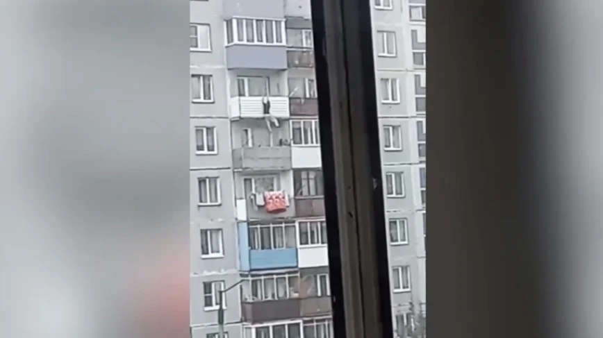 В Кузбассе неадекват лазил по балконам. Фото: соцсети