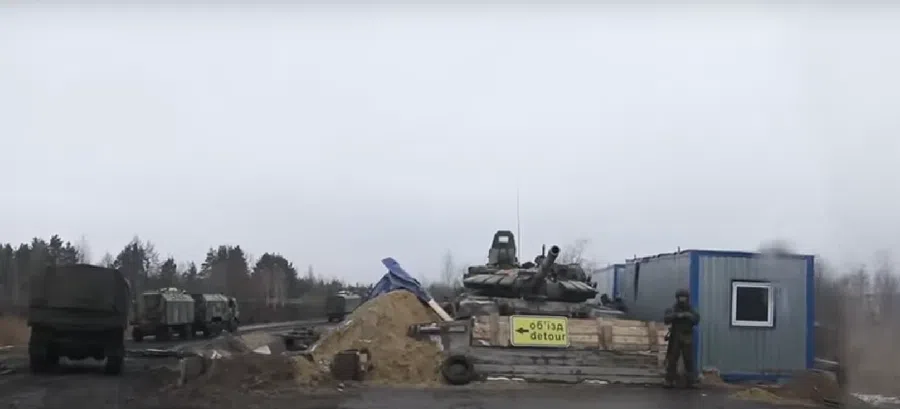 Минобороны России показало на видео движение российских военных по Киевской области. Видеоролик становится популярным с каждым днем