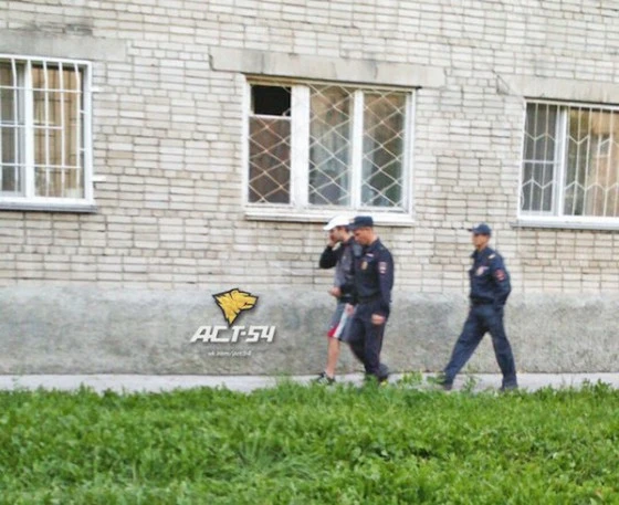 По словам очевидцев, виновный - мужчина в белой кепке