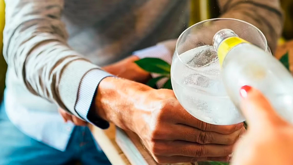 Более холодный напиток уменьшает резкое послевкусие алкоголя в коктейле с джином и тоником. Фото: Dailymail.co.uk