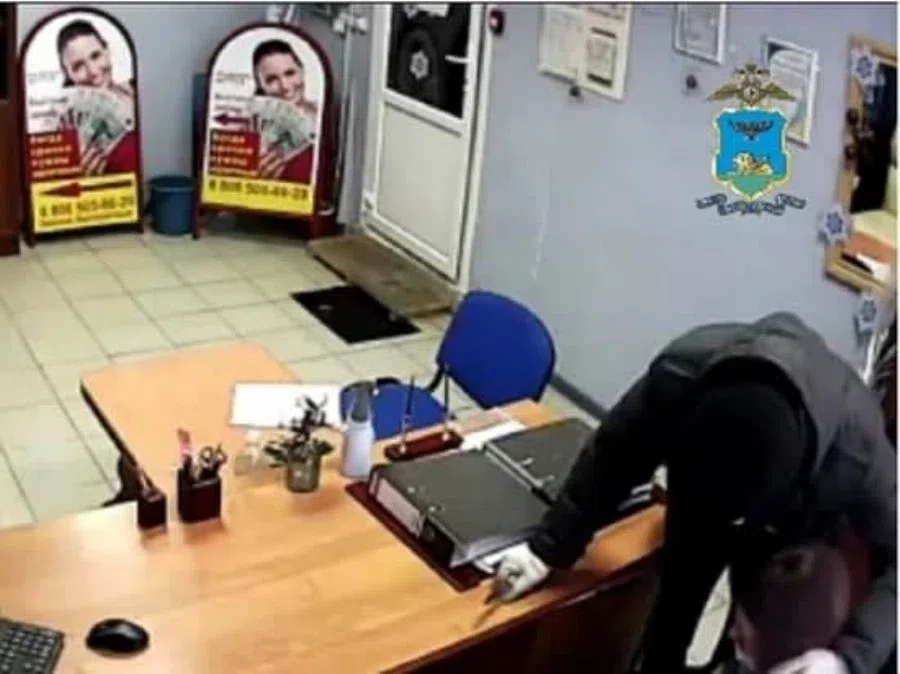 Грабитель напал с ножом на офис микрозаймов и оставил на месте преступления папку с документами в Белгородской области
