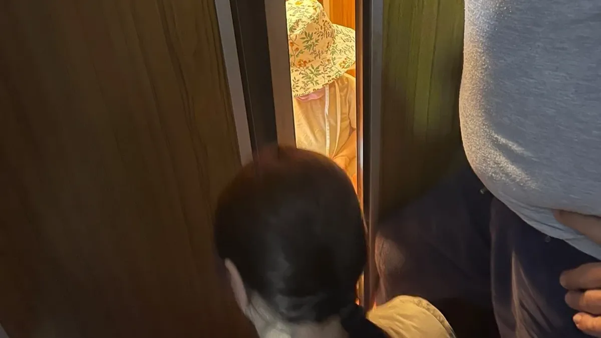 Жительница Новосибирска застряла в лифте с ребенком. Женщину зажало дверьми, а малыш бился в истерике