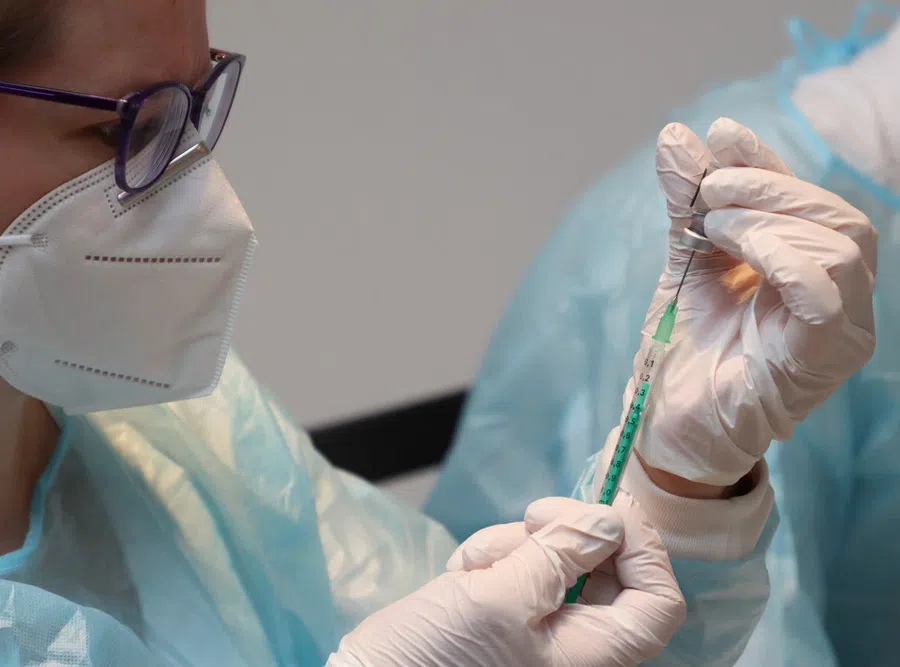 Насколько хорошо вакцины будут работать против новых штаммов коронавируса?