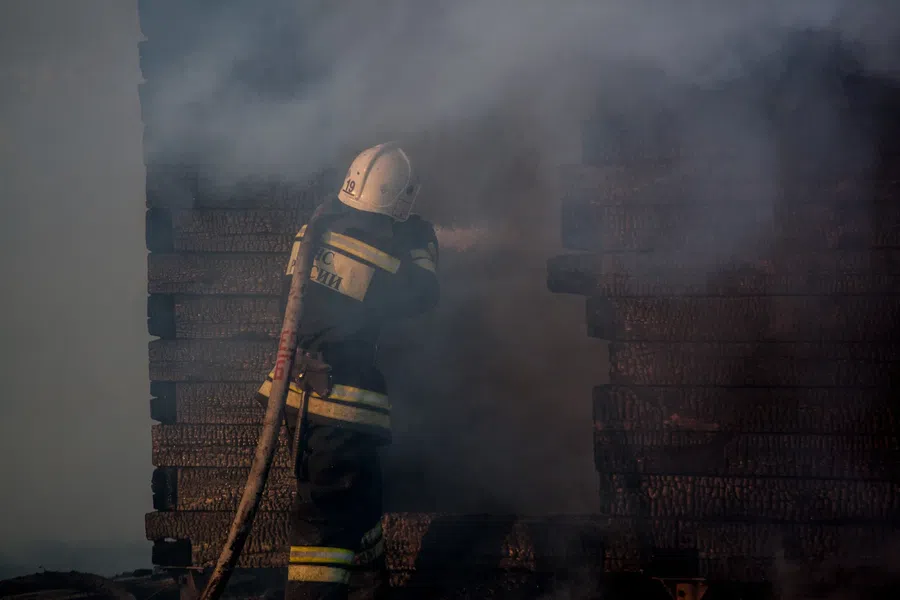 Заброшенное здание выгорело в центре Искитима: Воду для тушения возили за 600 метров