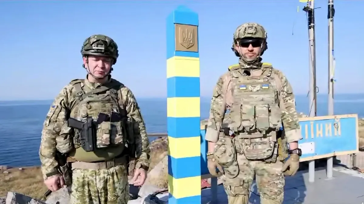 «Следующий — установим в Крыму» Украинские пограничники установили символический столб на острове Змеиный