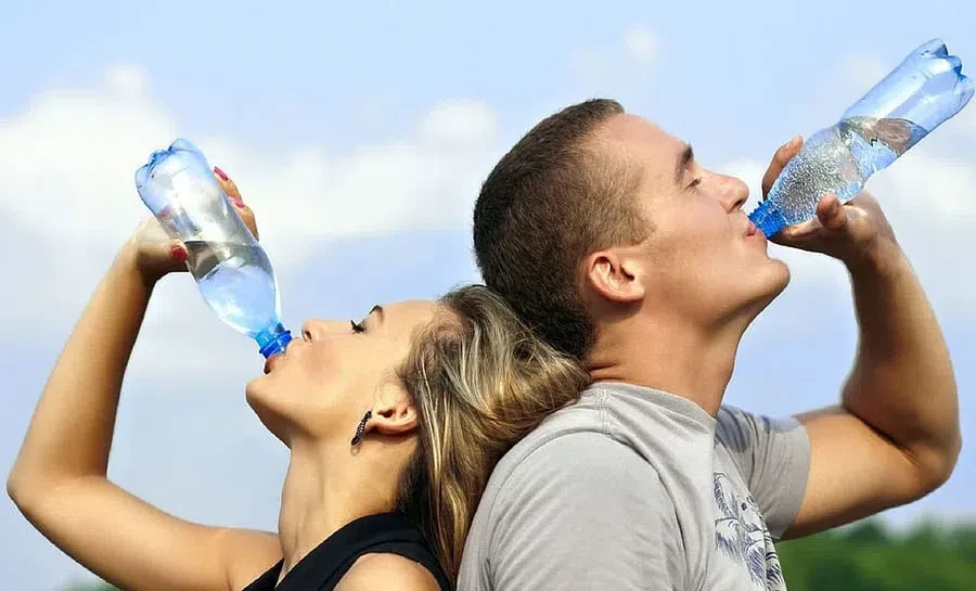 мужчина, женщина, пьют воду