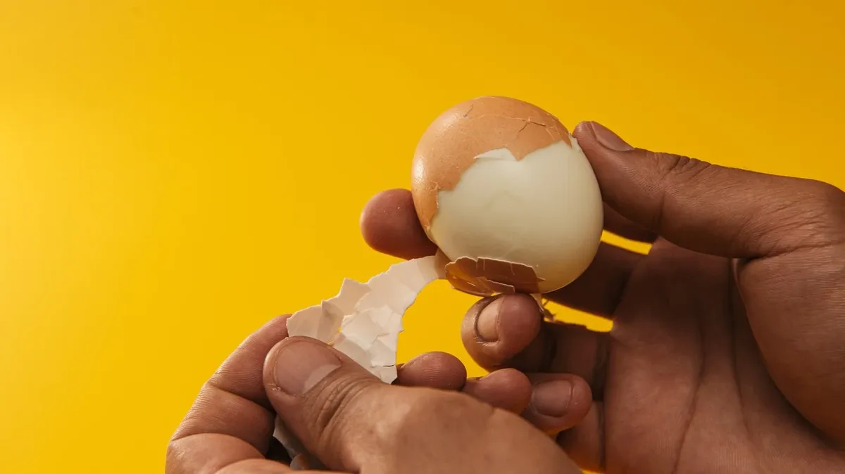 Чистка вареных яиц. Фото: www.pexels.com